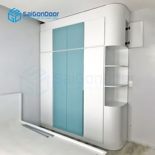 Mẫu tủ quần áo có kệ bo góc trang trí, phù hợp với mọi không gian